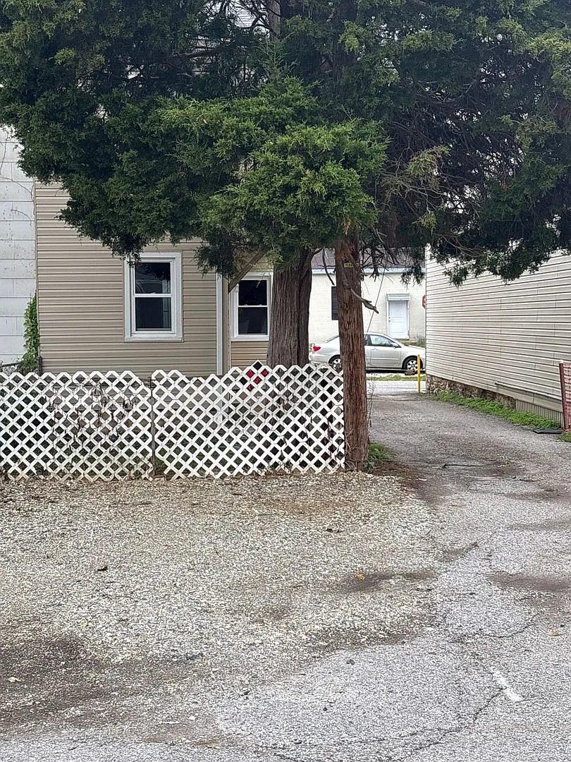 Semi-detached 3 bedroom 1 Bath House! York City SD — Photo 2