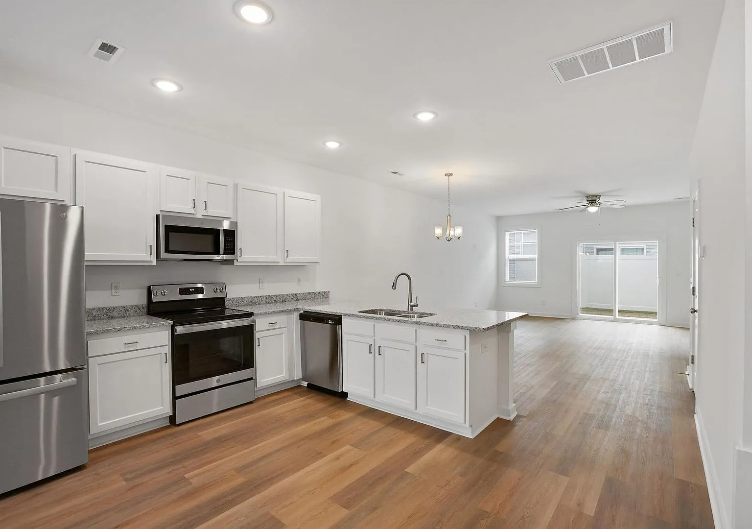 Large 3 story townhome near beach with community POOL and GYM! — Photo 3