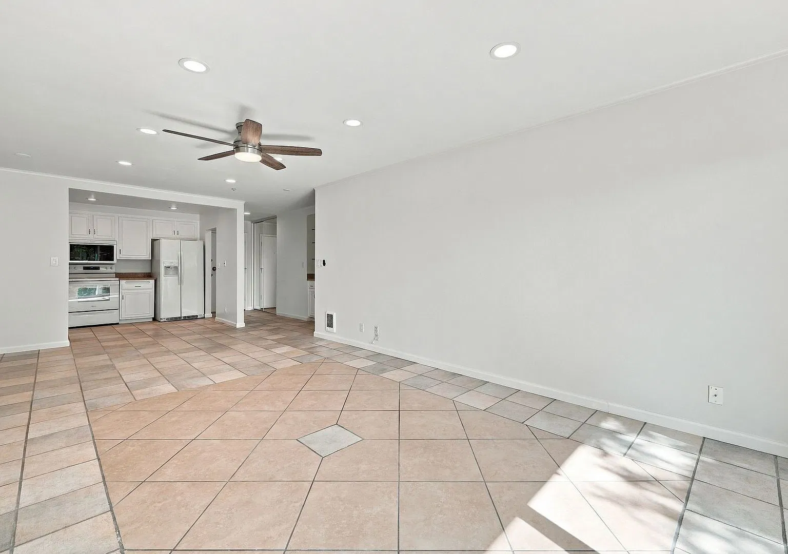 Spacious 1-Bedroom Condo in Versailles — Photo 4