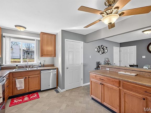 3rd image of 2501 Fair Oaks Dr