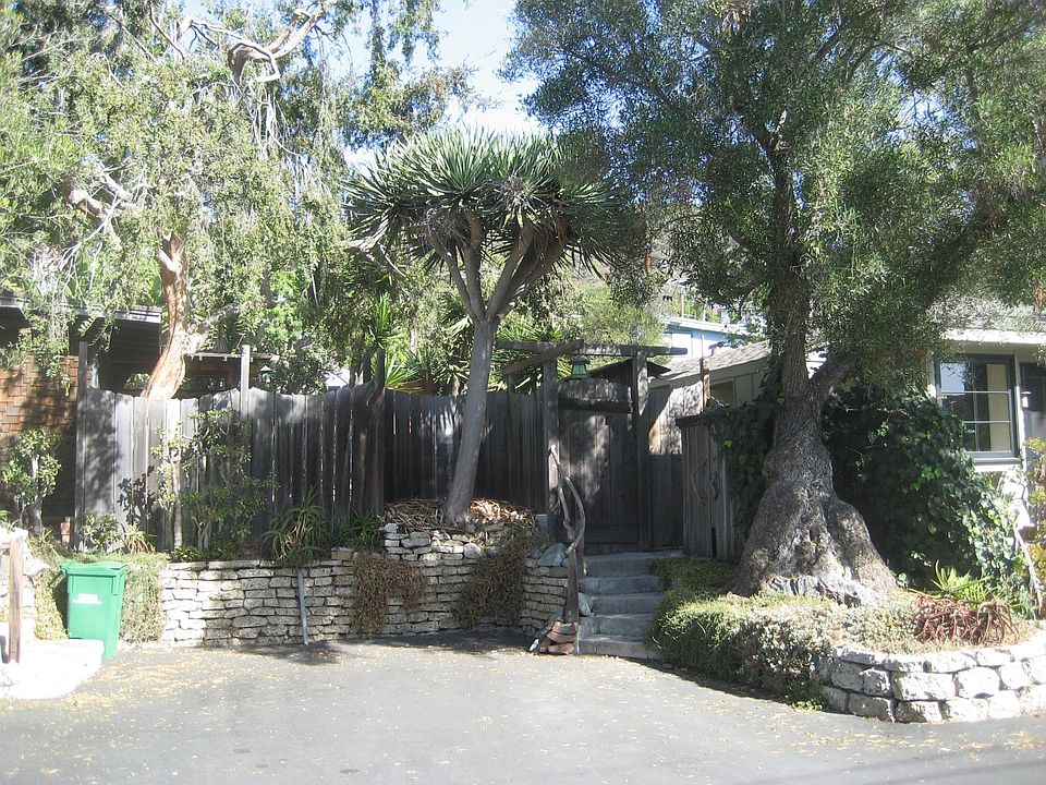 DOUBLE PARKING AREA AND FRONT GATE
