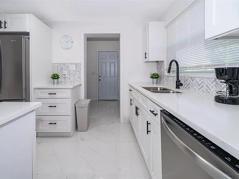 5815 Wolf Rd — Photo 14