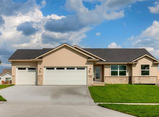 985 9th St, Waukee, IA 50263