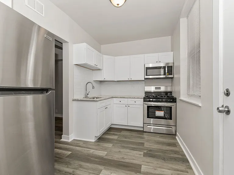 7018 S Clyde Ave — Photo 2