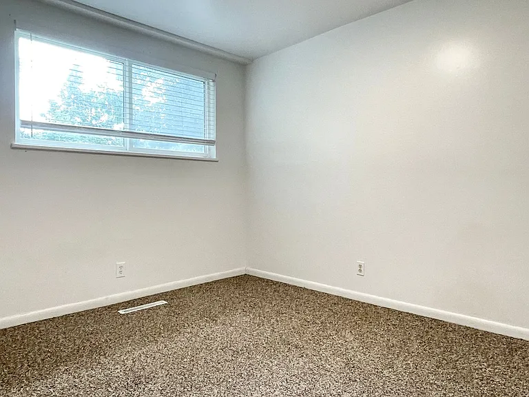 300 E — Photo 16
