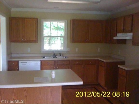 Kitchen w/ Breakfast Bar