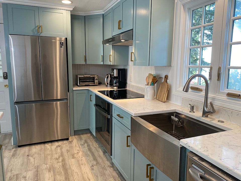 Kitchen, updated with new appliances