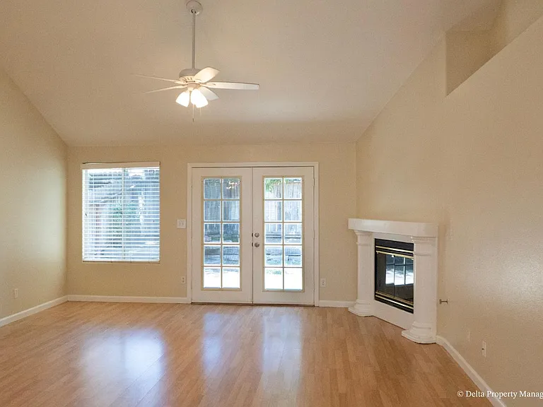 1044 E Manhattan Ave — Photo 4