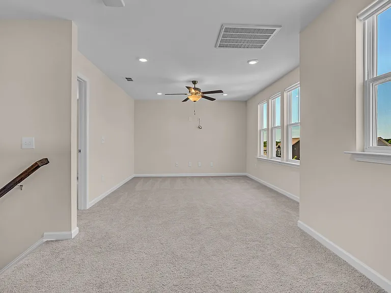633 Castle Rd — Photo 22
