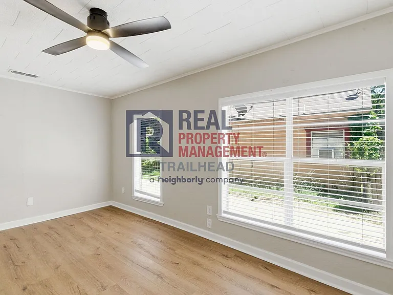 1040 N Clinton St — Photo 11