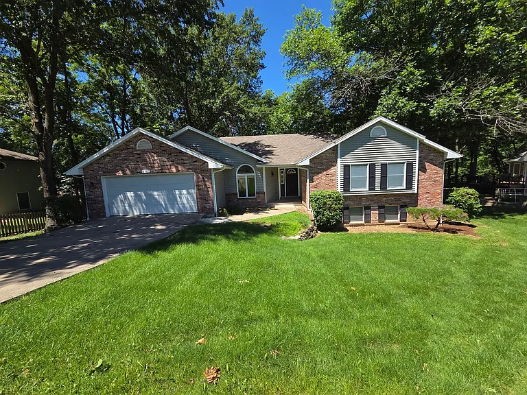 2301 Grant Ln — Photo 3
