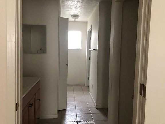 4th image of 801 E Main St