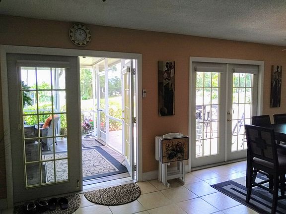 Dining room and entrance to 