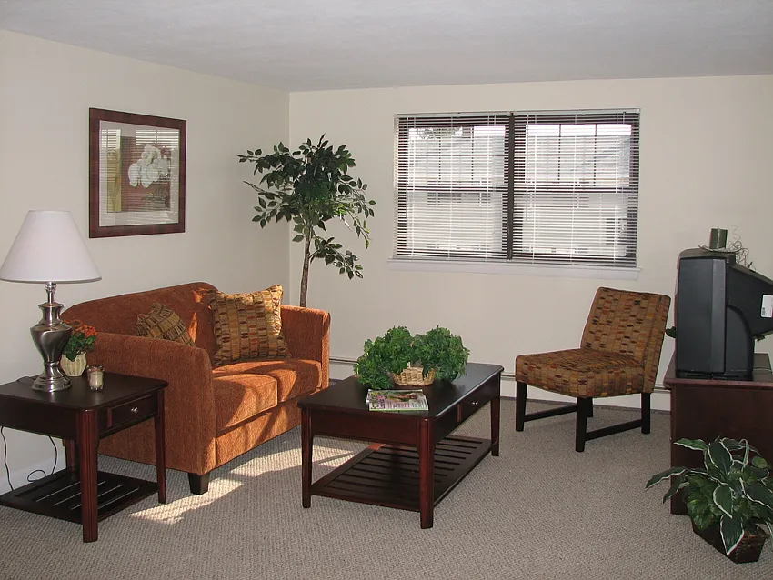 River Drive Apartments — Photo 4