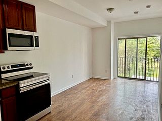 2nd image of 2011 N Woodstock St #2