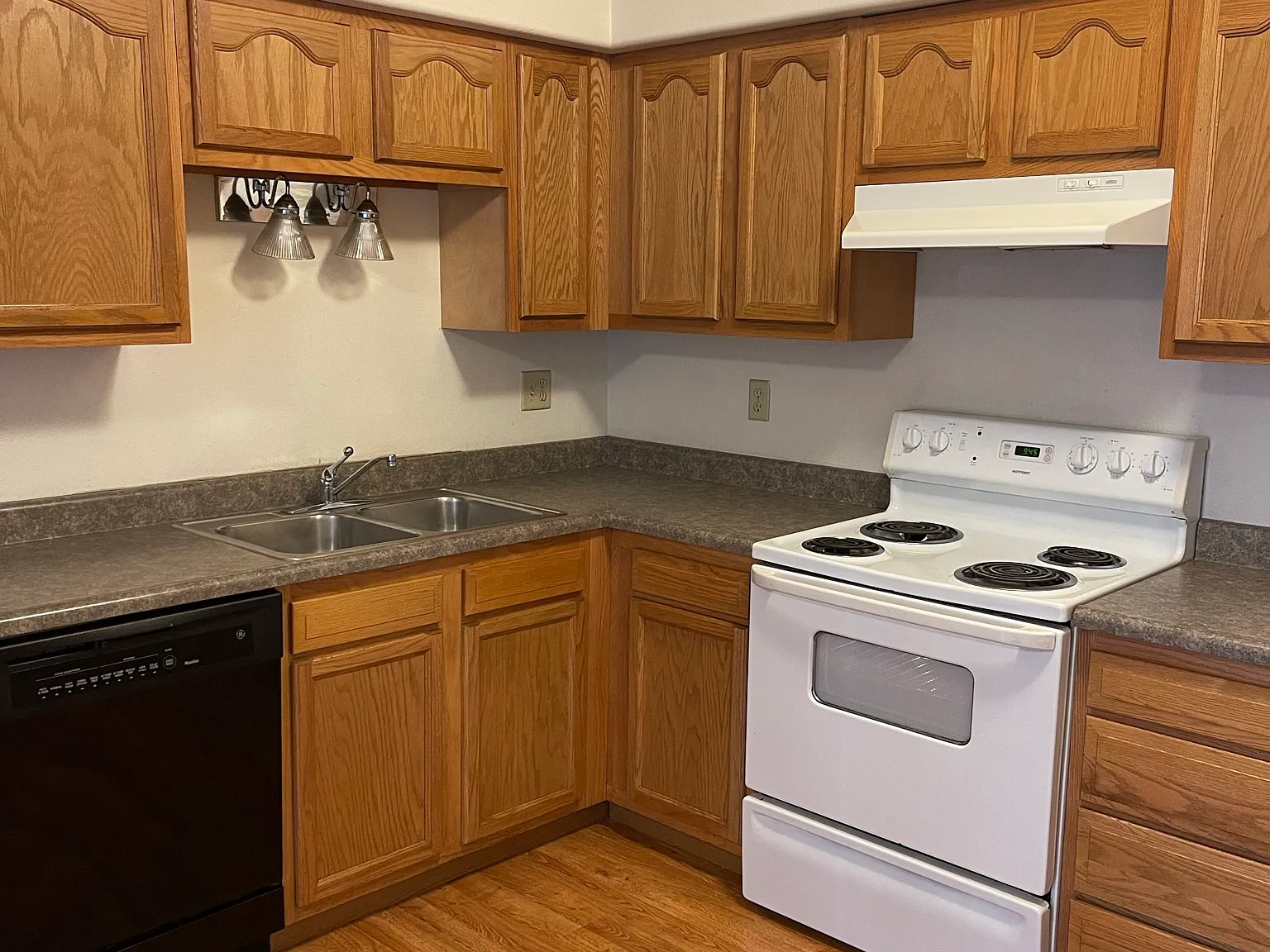 5 bed, 1432 sqft, $2,714 — Photo 2