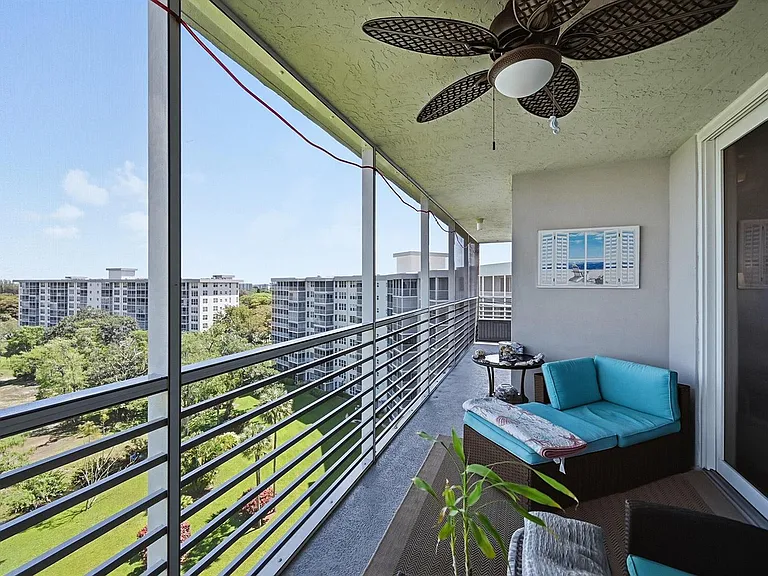 4015 W Palm Aire Dr #10 — Photo 2