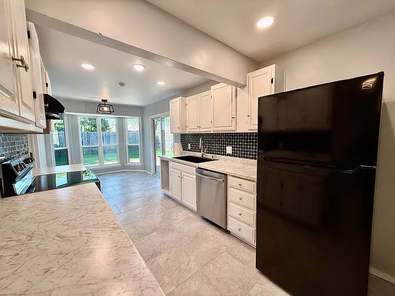 137 E K Pl — Photo 12