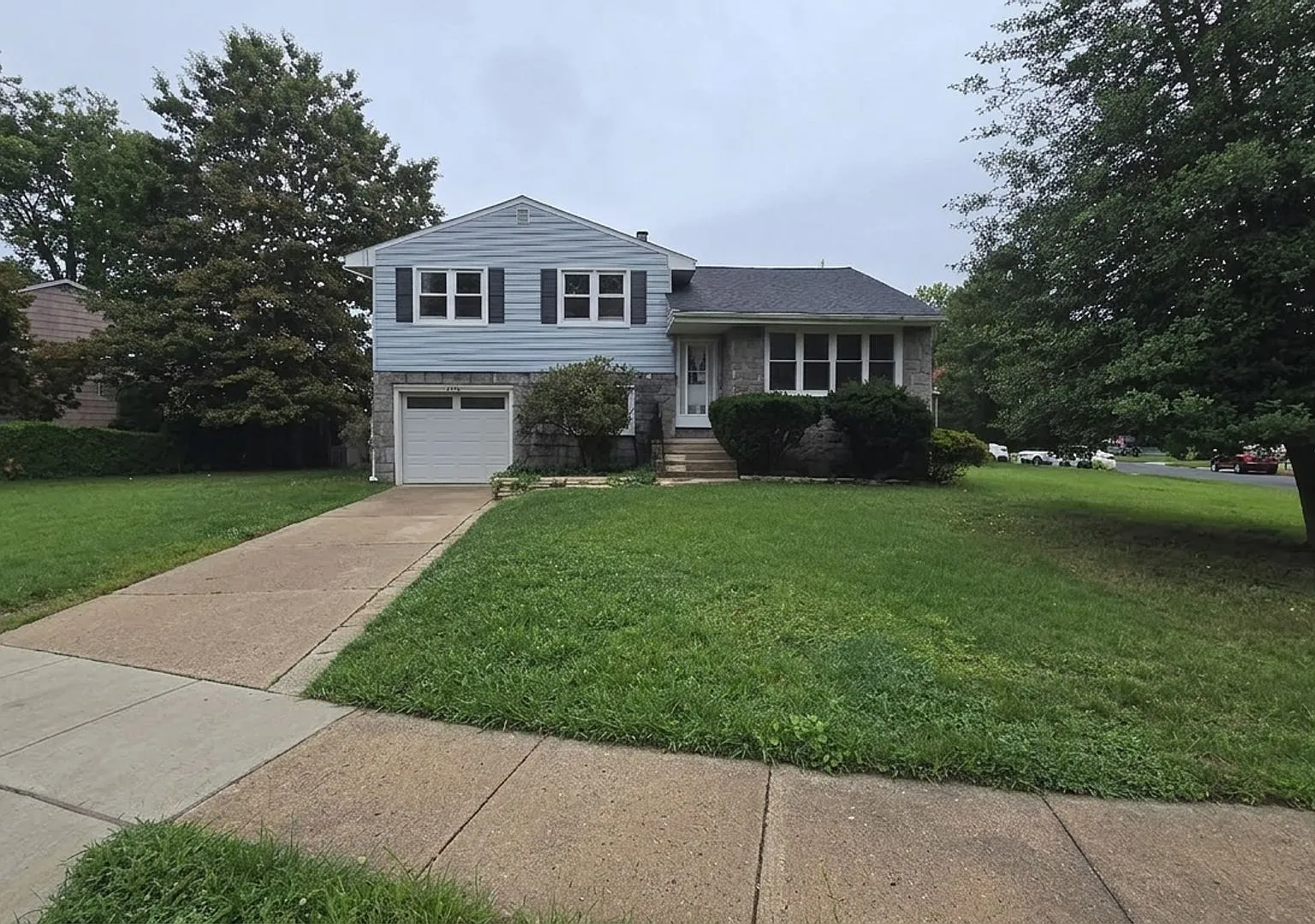 Welcome to this Freshly Painted 3 bedroom 1.5 Bath home! — Photo 2