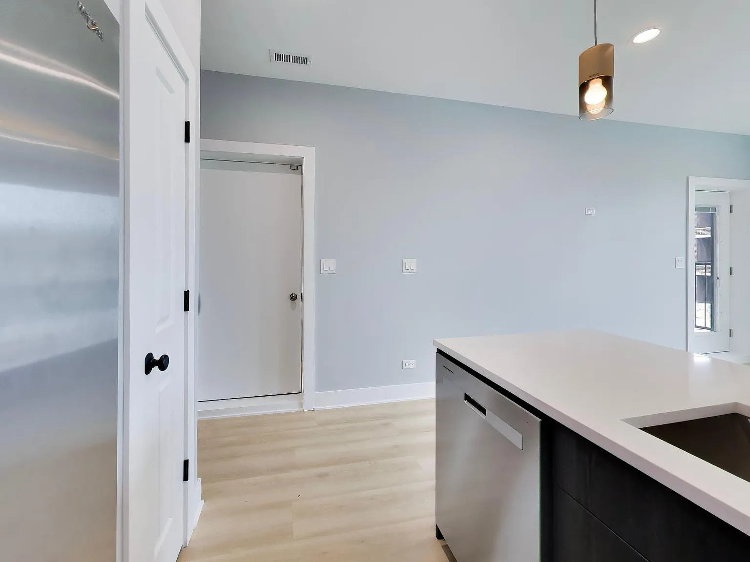 3 bed, $2,550 — Photo 2