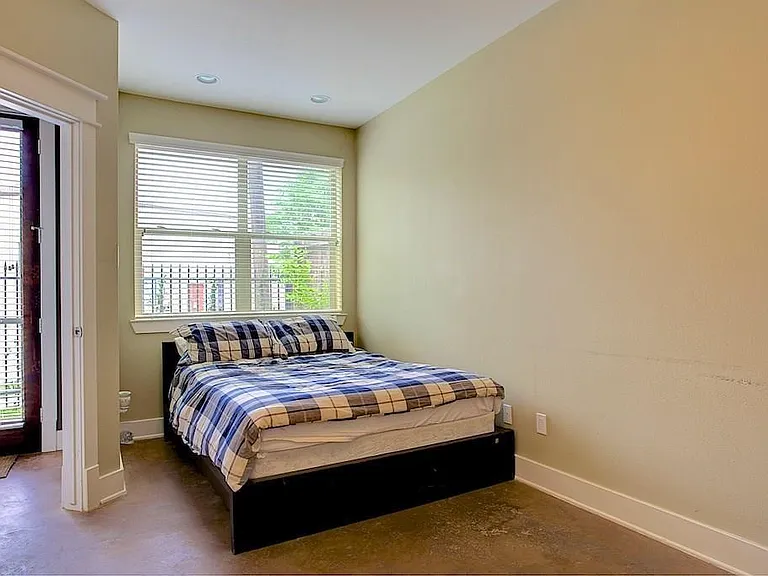 2322 Beall St — Photo 11