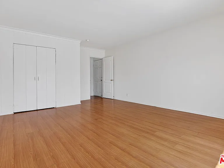 14721 Sylvan St #4 — Photo 6