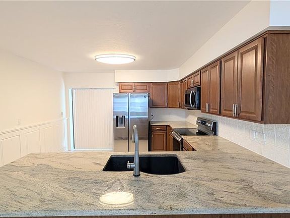 4th image of 815 Victoria DR #106