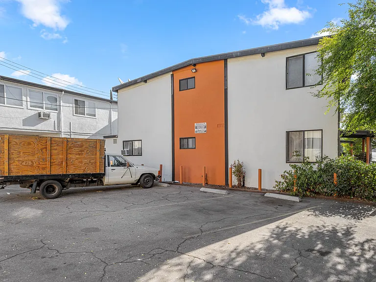 7559 Whitsett Ave — Photo 13