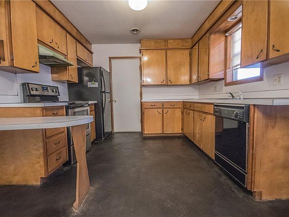 3rd image of 1516 W Ash St