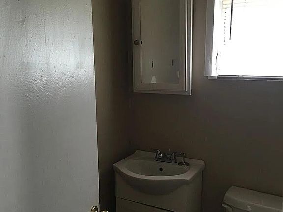 5th image of 512 Boyd St