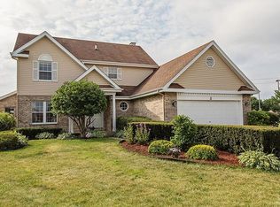 2 Scarsdale Ct, Woodridge, IL 60517