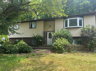 548 Westfield Dr, Valley Cottage, NY 10989