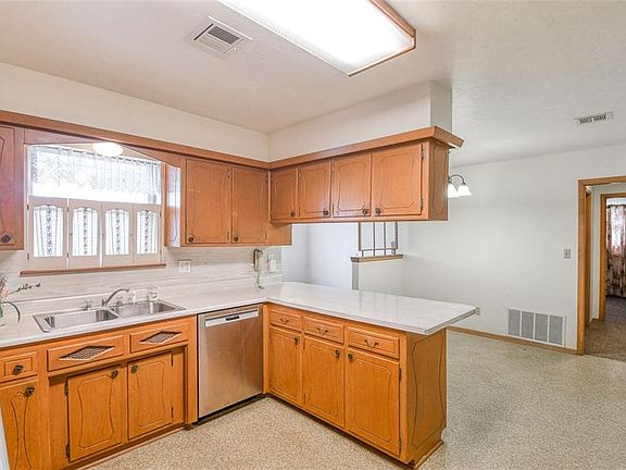 3rd image of 301 Kimberling Dr
