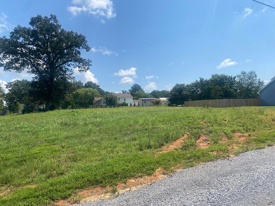 2nd image of 21 Fieldstone Cir