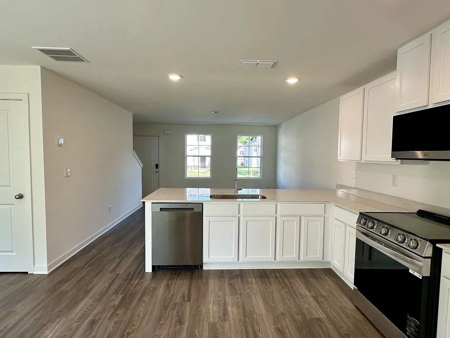 4 bed, 1900 sqft, $1,995 — Photo 3