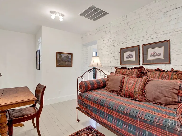 224 E Jones Ln #GARDEN — Photo 9