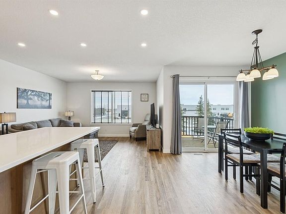 2nd image of 231 E Kingsbridge Rd SE