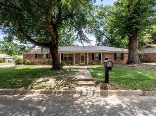 102 Wynnwood Dr, Palestine, TX 75801