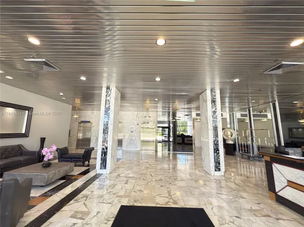 3675 N Country Club Dr APT 109, Aventura, FL 33180