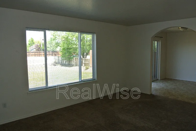 3 bed, 2.5 bath, 1300 sqft, $1,995 — Photo 2
