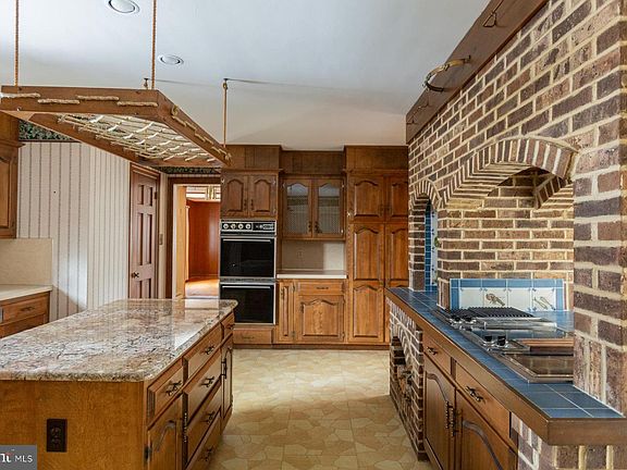 4th image of 1518 Country Club Dr