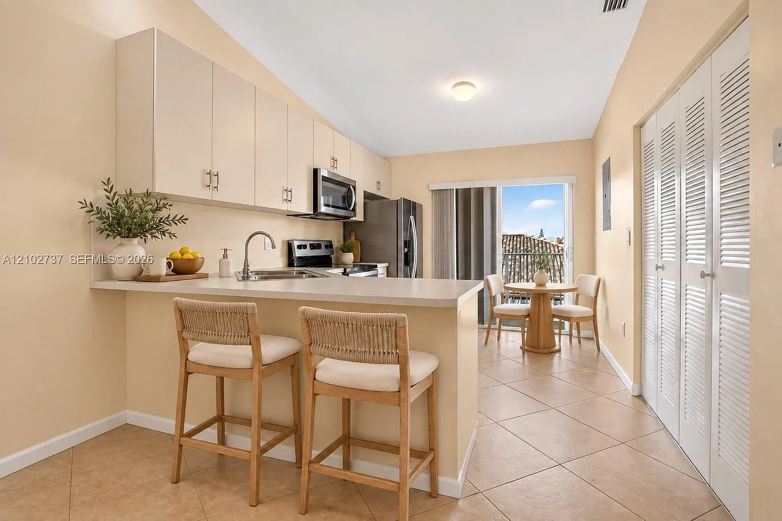 El Prado Xvi Condo — Photo 3