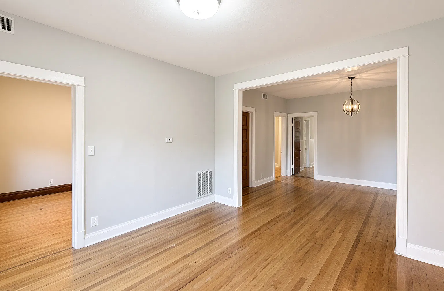 3919 N Southport Ave — Photo 3