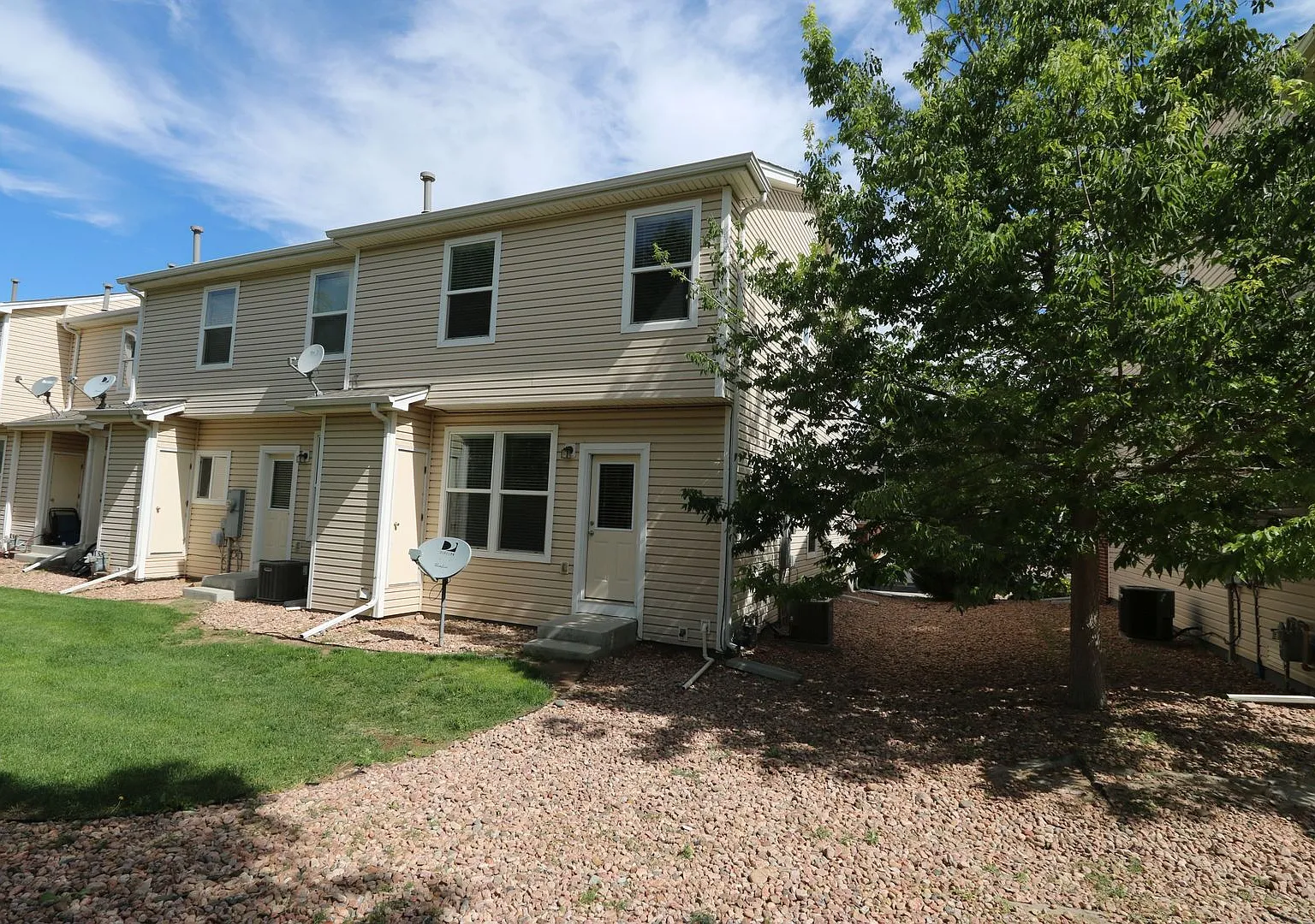 Large End Unit Town Home! 3Bd/2.5ba/AC, 1507sf Near Ft Carson — Photo 2