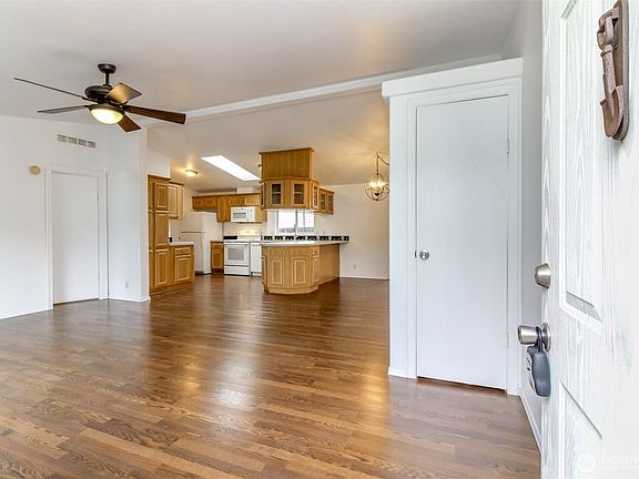5th image of 8318 38th Street E