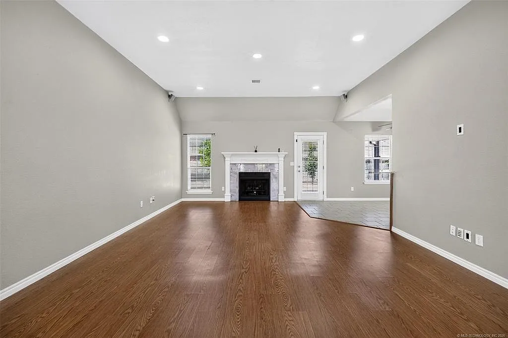 3 bed, 2.0 bath, 2231 sqft, $1,950 — Photo 3