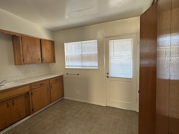 5th image of 1130 W Tulare Ave #C