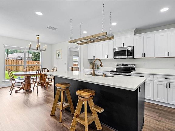 4th image of 370 Allison Ct