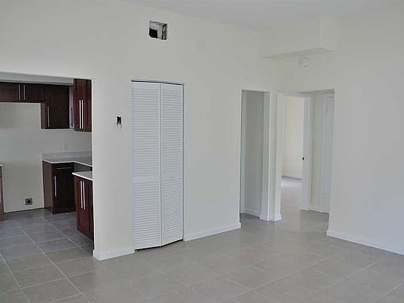 3rd image of 625 NE 163rd St