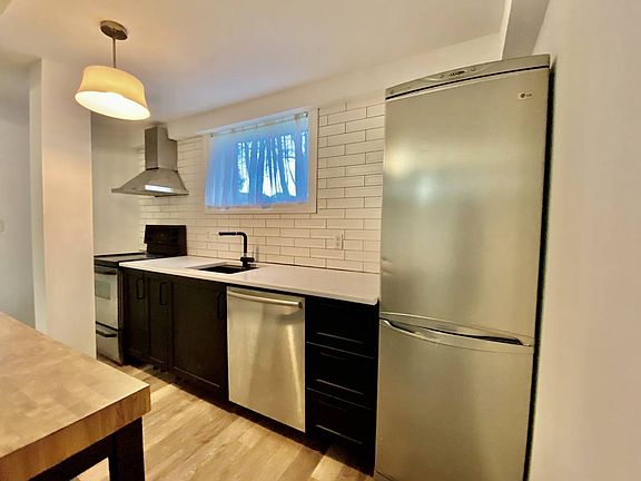 4th image of 58 Maple Ave S Unit 1